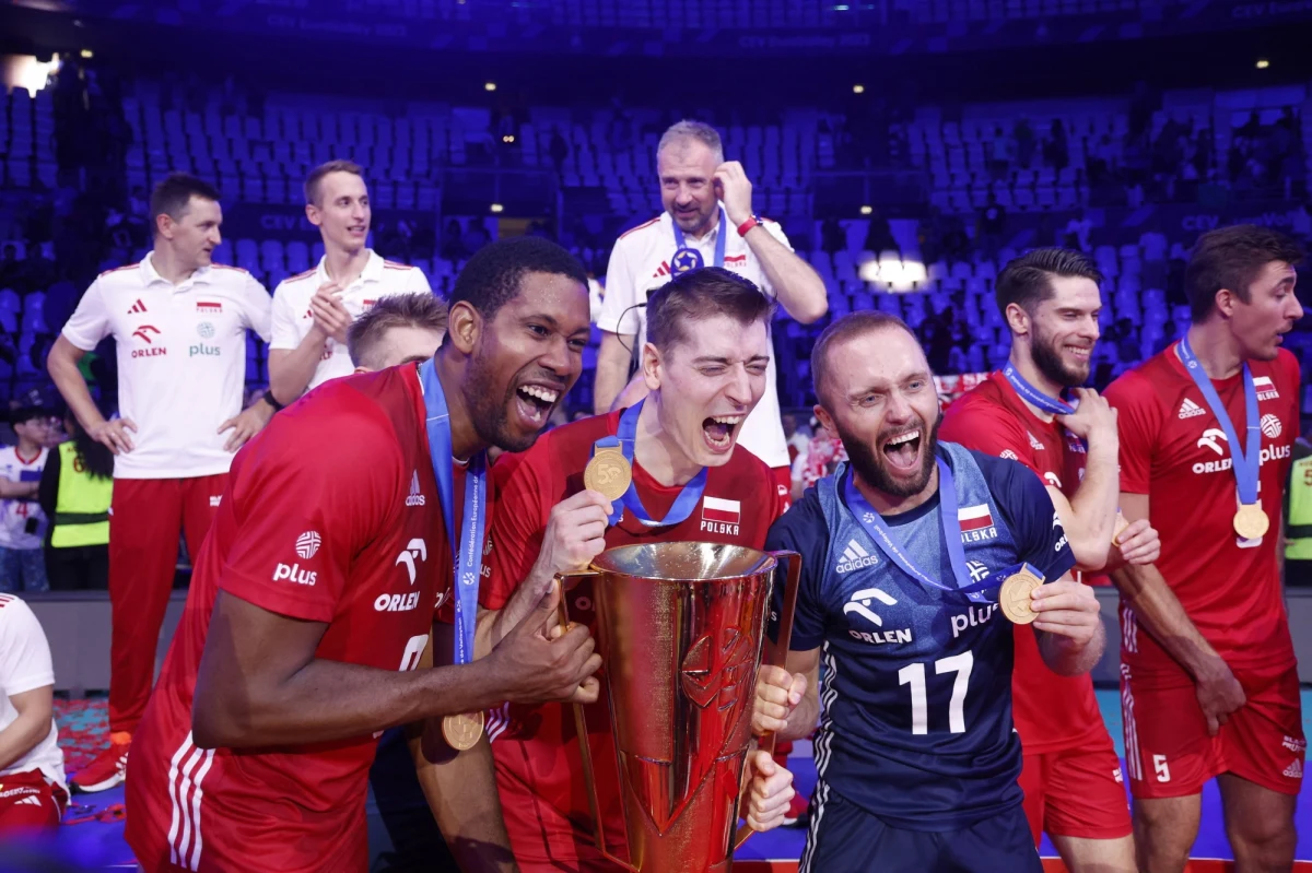 Selekcjoner reprezentacji Polski siatkarzy Nikola Grbić ogłosił skład na rozpoczynający się w sobotę w Xi'an turniej kwalifikacyjny do igrzysk olimpijskich w Paryżu. Już wcześniej było wiadomo, że w Chinach nie wystąpi Bartosz Kurek, który leczy kontuzję biodra.