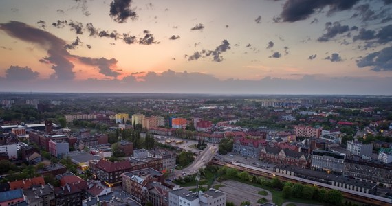 W czwartek wieczorem w Zabrzu kierowcom zostanie udostępnione przedłużenie al. Korfantego, kluczowej arterii miasta w osi północ-południe. Chodzi o liczący ok. 1 km odcinek trasy od ul. Heweliusza w rejonie Osiedla Kopernika do ul. Tarnopolskiej w dzielnicy Mikulczyce.

