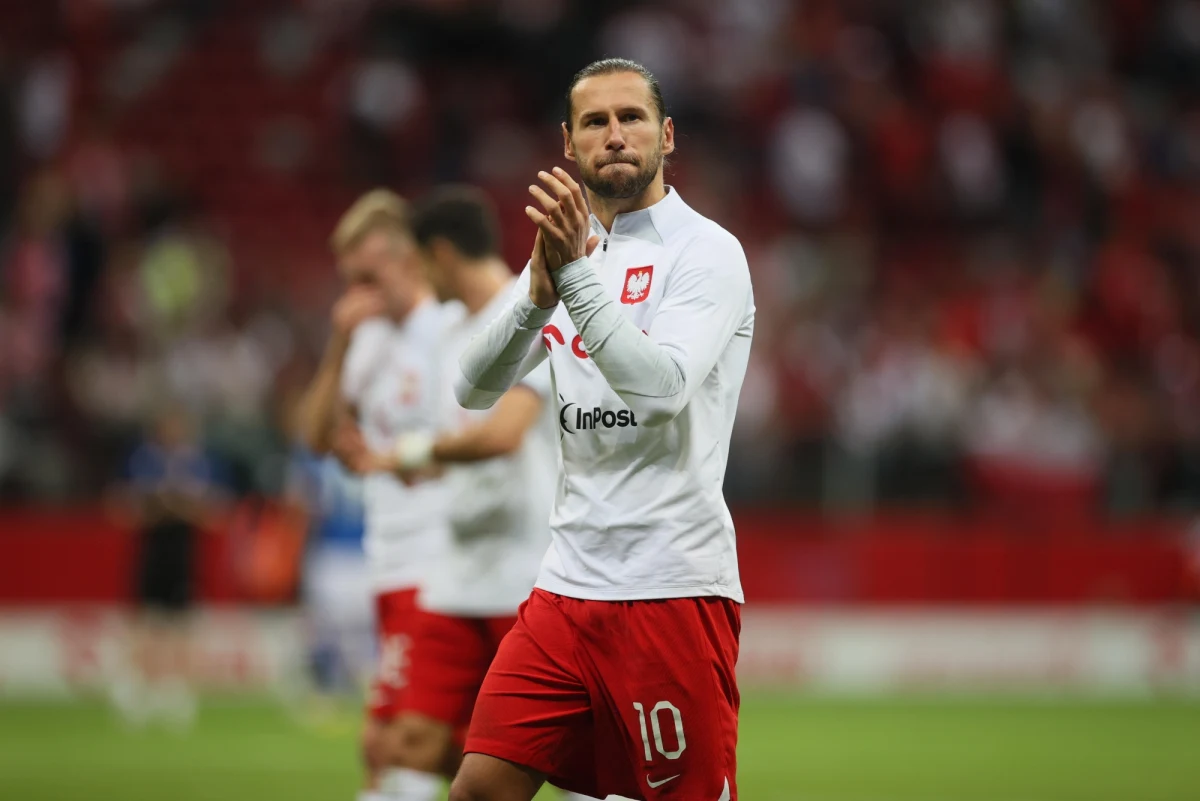 Grzegorz Krychowiak ogłosił decyzję o rezygnacji z gry w piłkarskiej reprezentacji Polski. Jego ojciec – Edward oficjalnie dowiedział się o tym dziś. Jak podkreślił w rozmowie w Radiu RMF24, należało tę decyzję podjąć przed powołaniami. Przyznał, że długo - po ostatnich meczach syna w reprezentacji - rozmawiał z Grzegorzem. "Na spokojnie, żeby to wszystko przemyślane było, żeby to było zrobione z taką klasą" - mówi. "Decyzja podjęta w bardzo dobrym momencie" - zauważa Edward Krychowiak. 
