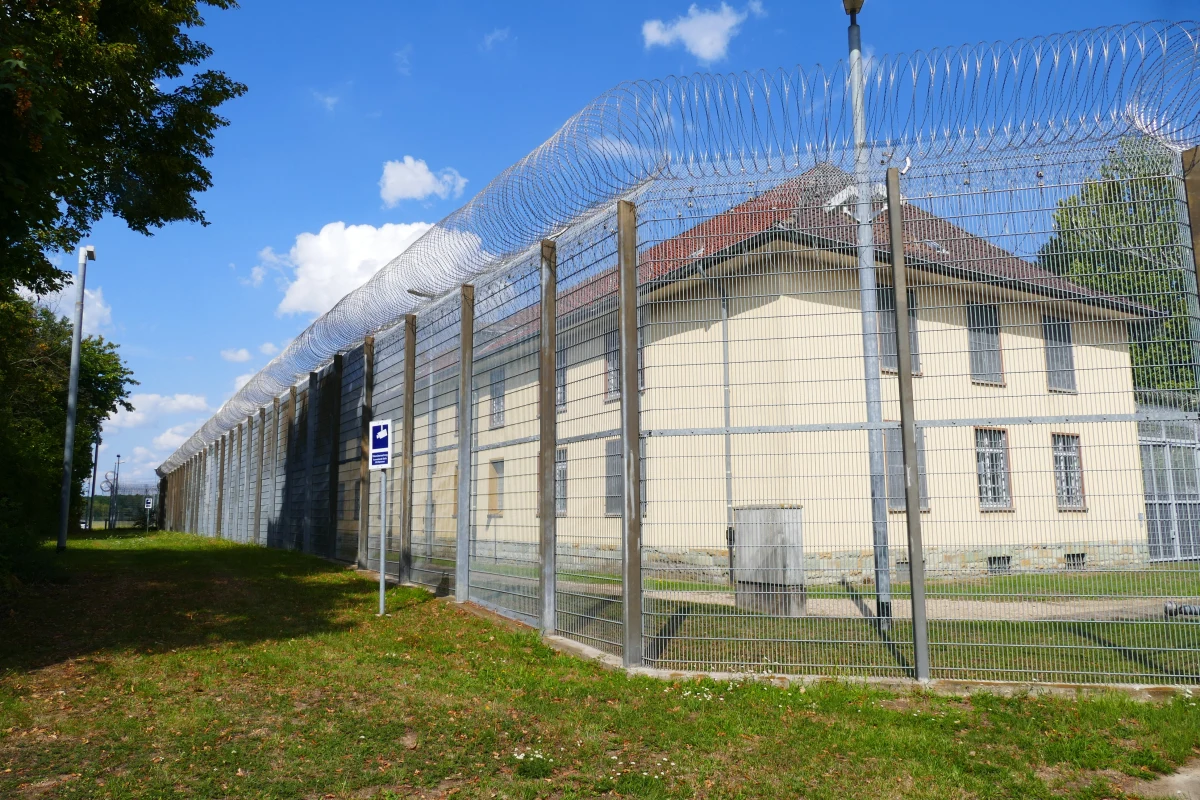 54-letni ochroniarz ośrodka dla uchodźców w Norymberdze jest oskarżany o dokonanie co najmniej 77 gwałtów na dwóch kobietach przebywających w placówce. Przestępstw miał się dopuścić w latach 2018-2022.