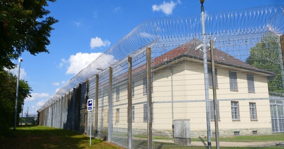 54-letni ochroniarz ośrodka dla uchodźców w Norymberdze jest oskarżany o dokonanie co najmniej 77 gwałtów na dwóch kobietach przebywających w placówce. Przestępstw miał się dopuścić w latach 2018-2022.