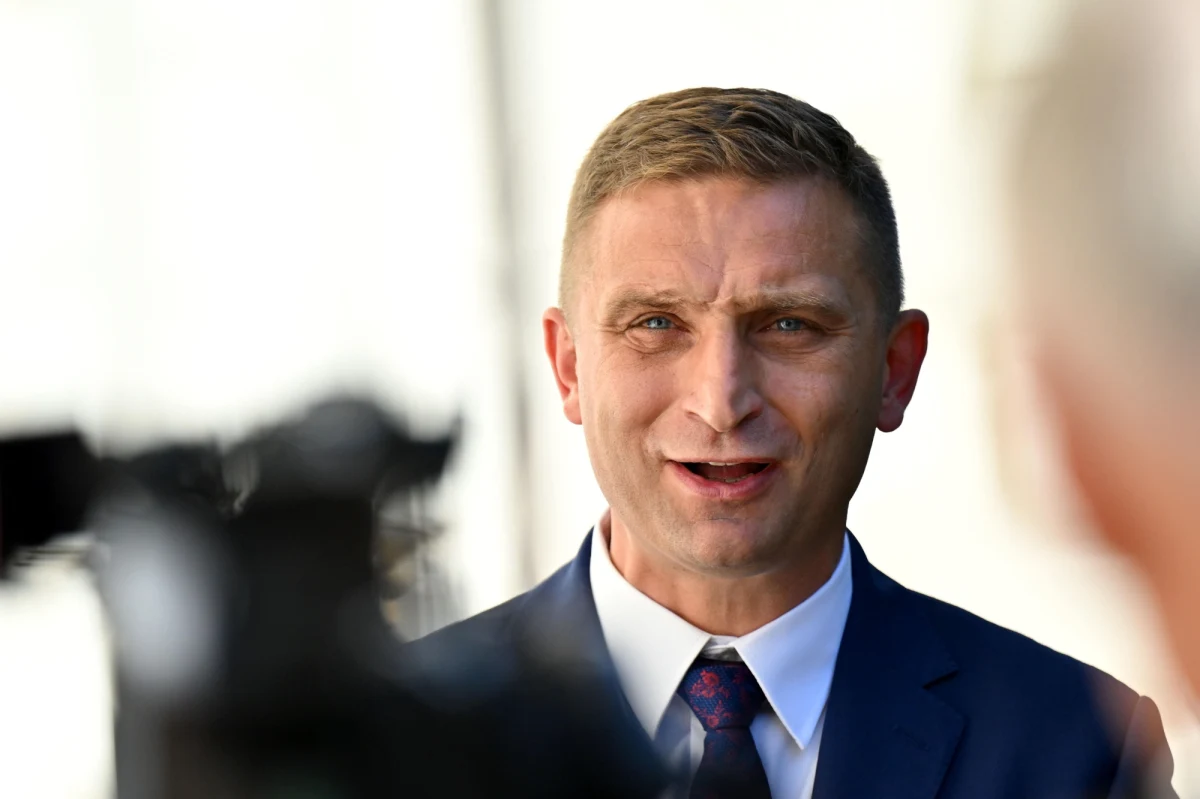 „Sąd Apelacyjny w Lublinie uznał Roberta Bąkiewicza za kłamcę wyborczego” – poinformował we wtorek poseł Konrad Frysztak (KO). Zgodnie z postanowieniem sądu, Bąkiewicz ma go przeprosić, opublikować sprostowanie i wpłacić 3 tys. zł na rzecz niepełnosprawnych dzieci.