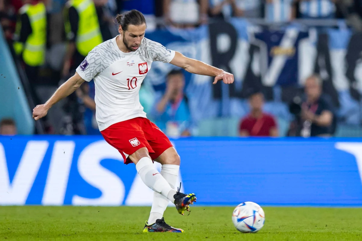 Nowy selekcjoner reprezentacji Polski Michał Probierz skomentował decyzję Grzegorza Krychowiaka o zakończeniu reprezentacyjnej kariery. "Rozmawiałem z Grzegorzem kilka dni temu. Bardzo go szanuję i gratuluję mu stu meczów w reprezentacji. To jego decyzja i ja ją szanuję" - powiedział trener.