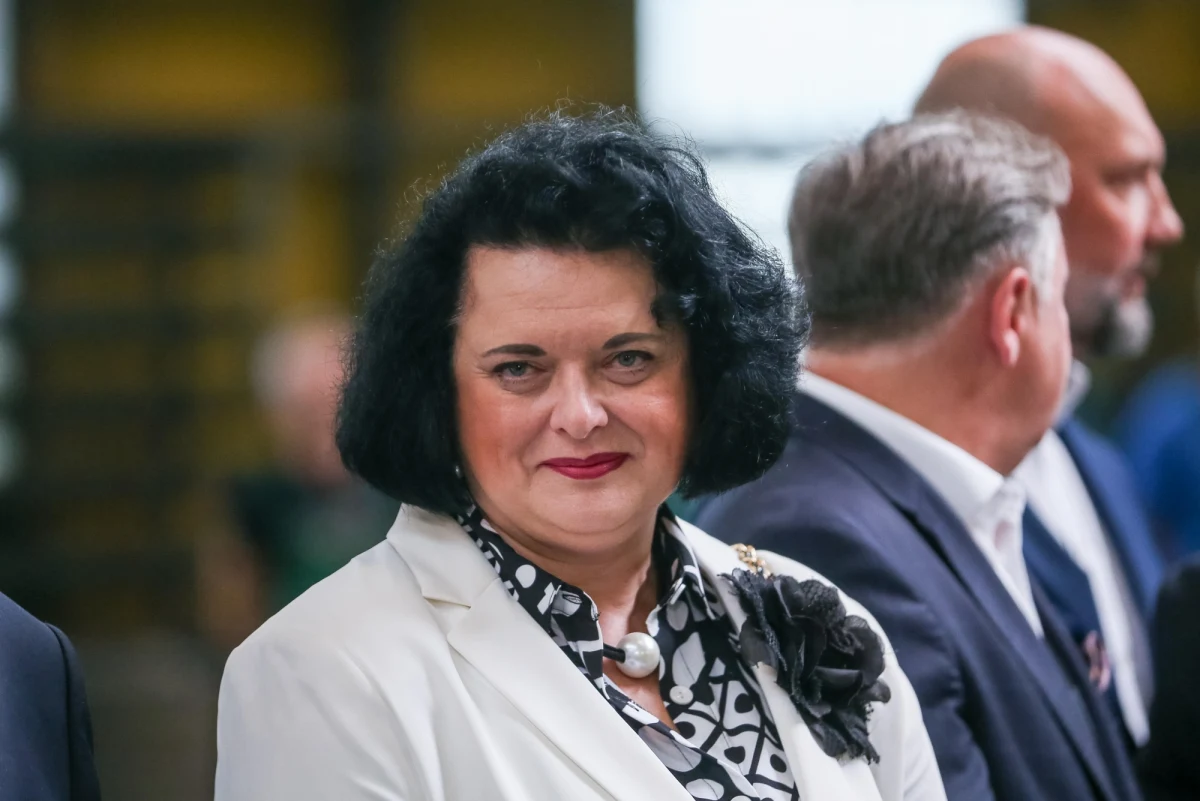 54-letni mężczyzna wtargnął we wtorek do biura poselskiego Barbary Dziuk (PiS) w Tarnowskich Górach - potwierdziła śląska policja. 54-latek został zatrzymany; prawdopodobnie odpowie za tzw. naruszenie miru domowego, zagrożone karą grzywny, ograniczenia wolności lub do roku więzienia.