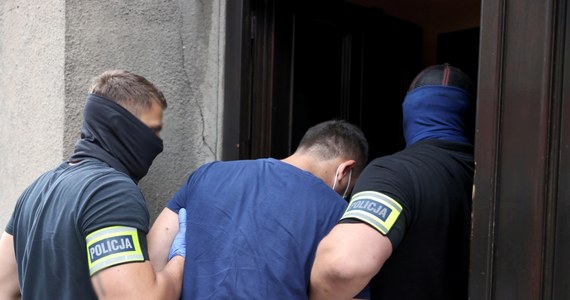 Na 16 lat więzienia został skazany Łukasz T., kierowca autobusu miejskiego w Katowicach, który w lipcu 2021 roku w centrum miasta przejechał 19-letnią dziewczynę. Mężczyzna został oskarżony o zabójstwo i usiłowanie zabicia trzech osób. Prokurator żądał dla niego dożywocia. 