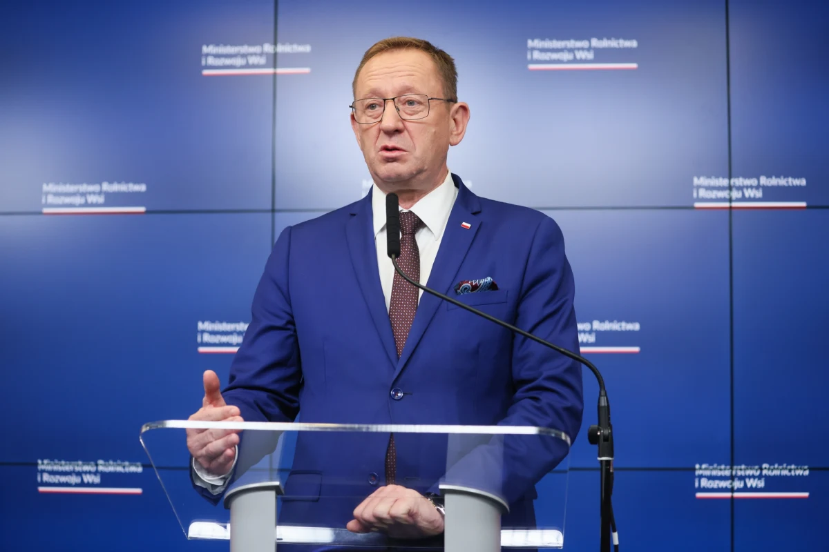 Ukraina przyjmuje naszą argumentację – poinformował minister rolnictwa Robert Telus po spotkaniu online ze swoim odpowiednikiem po stronie ukraińskiej. Zaapelował do Mykoły Solskiego o wycofanie skargi na Polskę, którą Kijów złożył w WTO. Jednocześnie poinformował, że Polska rozważa system certyfikacji na sprowadzane ukraińskie zboże. To ta sama propozycja, która była gotowa w piątek i zakłada, że ostatnie słowo przy wydawaniu licencji na eksport będzie miała Polska i Unia Europejska, a nie Ukraina.