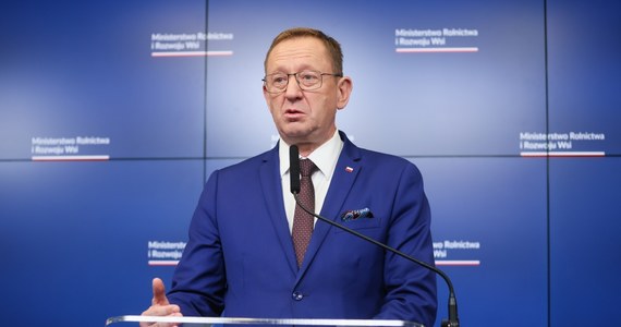 Ukraina przyjmuje naszą argumentację – poinformował minister rolnictwa Robert Telus po spotkaniu online ze swoim odpowiednikiem po stronie ukraińskiej. Zaapelował do Mykoły Solskiego o wycofanie skargi na Polskę, którą Kijów złożył w WTO. Jednocześnie poinformował, że Polska rozważa system certyfikacji na sprowadzane ukraińskie zboże. To ta sama propozycja, która była gotowa w piątek i zakłada, że ostatnie słowo przy wydawaniu licencji na eksport będzie miała Polska i Unia Europejska, a nie Ukraina.