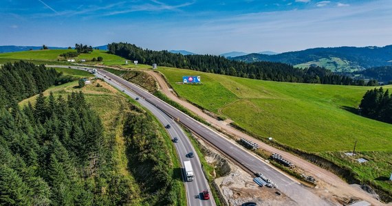 W czwartek (28.09) zmieni się organizacja ruchu na drodze krajowej nr 47 w Rdzawce. Ruch pojazdów na odcinku ok. 1 km zostanie skierowany na nową, wschodnią jezdnię budowanej DK47 Rdzawka - Nowy Targ - informuje GDDKiA.