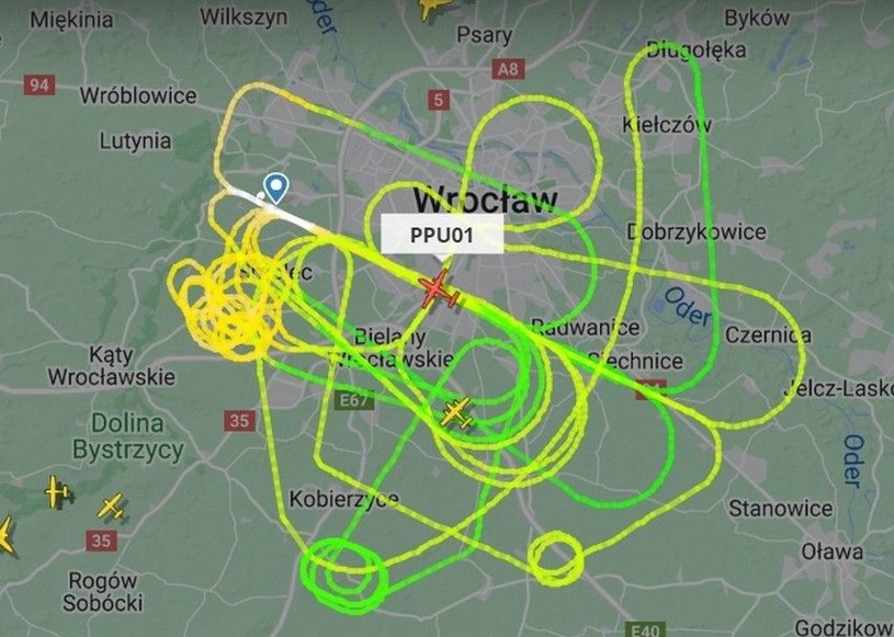 Wystarczy rzut oka na screen z serwisu Flightradar24, żeby przekonać się, że nad Wrocławiem we wtorek wydarzyło się coś niecodziennego. Przecież żaden samolot tak normalnie nie lata, prawda?