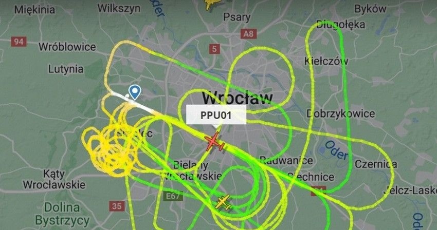 Wystarczy rzut oka na screen z serwisu Flightradar24, żeby przekonać się, że nad Wrocławiem we wtorek wydarzyło się coś niecodziennego. Przecież żaden samolot tak normalnie nie lata, prawda?