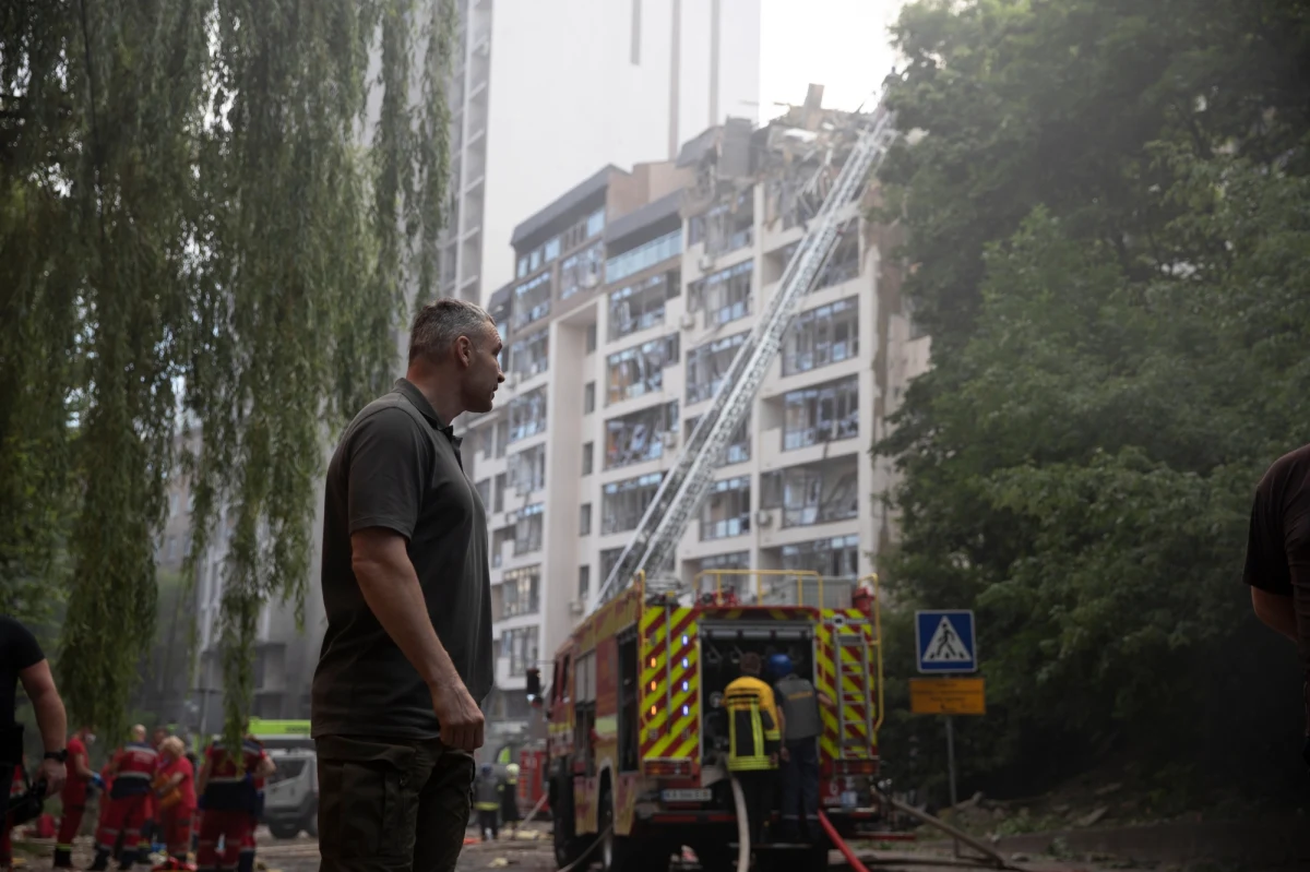 Dwa miasta - Kraków i Kijów, dwa fortepiany - realny i wirtualny oraz trzydziestu pianistów, którzy utwór Erica Satie „Vexations” / „Udręki” zagrają łącznie 840 razy z rzędu.  30 września odbędzie się wyjątkowe wydarzenie zorganizowane z okazji 30. rocznicy współpracy Krakowa i Kijowa. 35 godzin refleksyjnej muzyki, której będą towarzyszyć obrazy z objętej wojną Ukrainy, złoży się na krakowską mantrę dla Kijowa, muzyczną modlitwę o pokój w Ukrainie. Początek o godz. 6.00. 