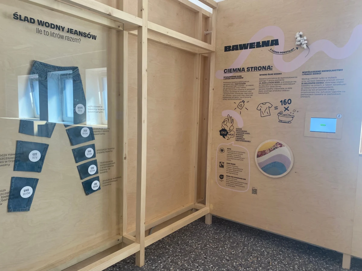 Punkt Zwrotny to nowe miejsce na mapie Warszawy, w którym rozwiązując ekozagadki, można odkryć tajemnice fast fashion. W czterech pokojach tematycznych młodzi ludzie będą wyszukiwać manipulacje w reklamach i social mediach, segregować odpady i czytać metki.