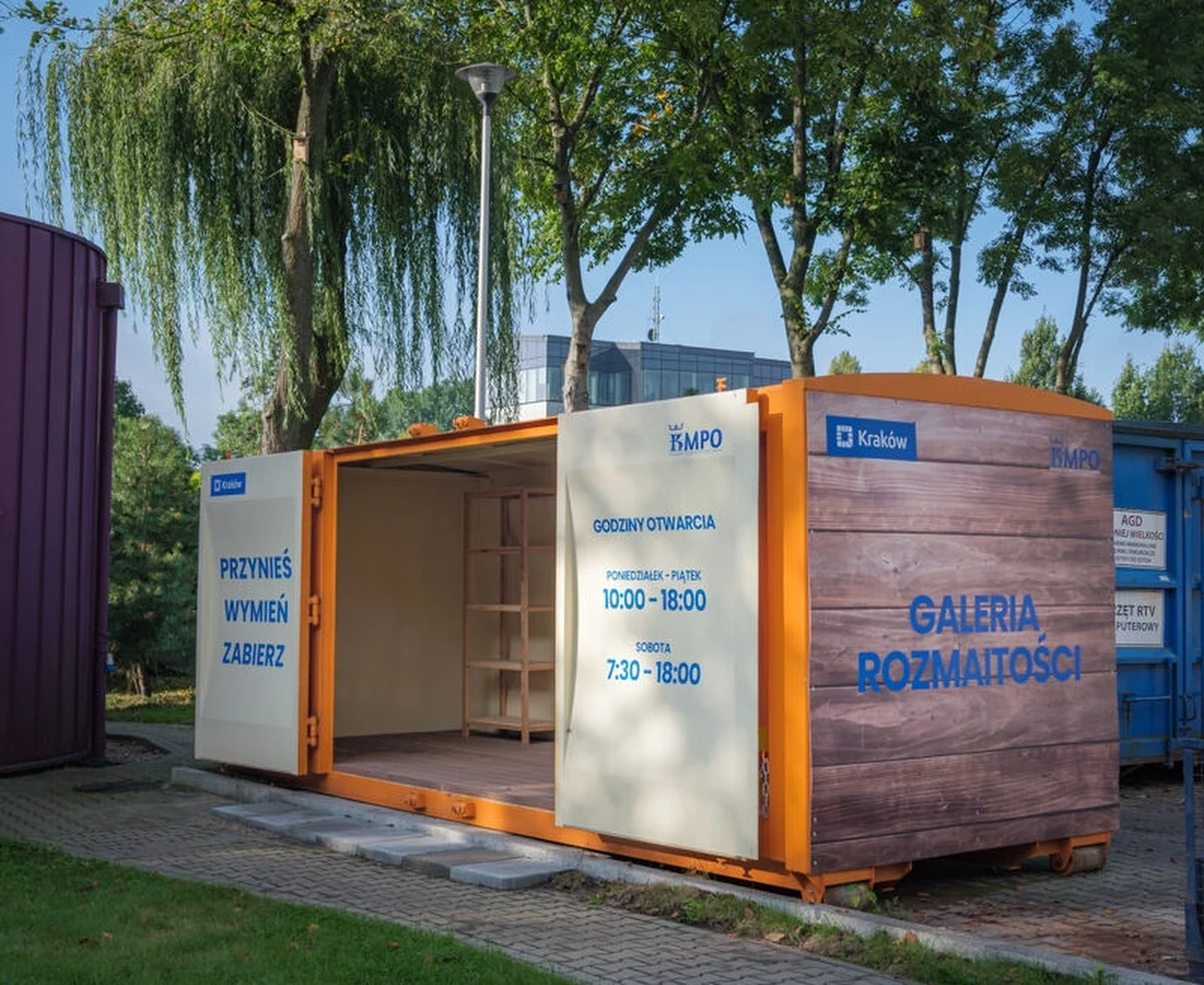 Przed wyrzuceniem warto pomyśleć: czy rzeczy, których już nie używamy, mógłby się przydać komuś innemu? Teraz można korzystać nie tylko z internetowych ogłoszeń, ale też ze stacjonarnego punktu w Krakowie, gdzie niepotrzebne przedmioty można zostawić albo je zabrać, zupełnie za darmo.

