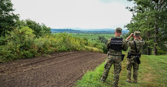 Nie tylko na południu Polski, ale też na pograniczu litewskim zwiększa się liczba patroli, które kontrolują na drogach samochody osobowe i dostawcze, a także busy i autobusy. Jak dowiedział się reporter RMF FM, w ten sposób straż graniczna wraz z policją reagują na zwiększającą się falę cudzoziemców, którzy nielegalnie dostają się na Łotwę, a następnie przez wewnętrzne granice Unii Europejskiej jadą dalej na zachód.