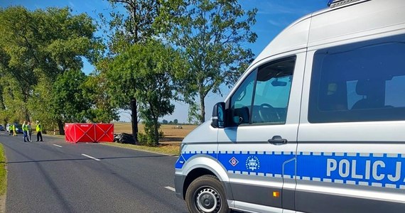 Śmiertelny wypadek na trasie Złotoryja-Legnica na Dolnym Śląsku. Na drodze wojewódzkiej 364 kierowca uderzył autem osobowym w drzewo. 43-latek nie żyje.