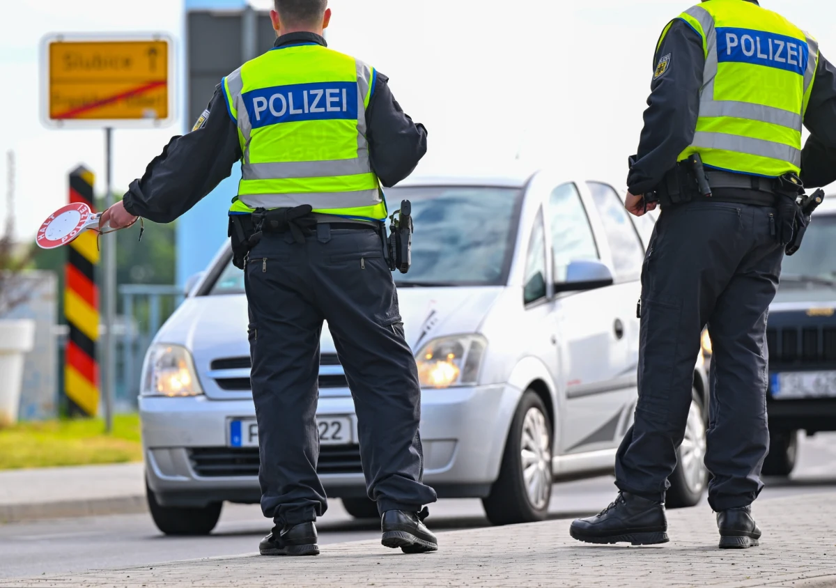 Minister spraw wewnętrznych Niemiec Nancy Faeser ogłosiła, że kraj ten wzmacnia kontrole na granicy z Polską oraz z Czechami i to już od tego tygodnia. Celem jest ograniczenie napływu nielegalnych imigrantów. Faeser dodała, że zmiany są wprowadzane we współpracy z rządami w Warszawie i w Pradze, zgoda Komisji Europejskiej nie jest konieczna.  