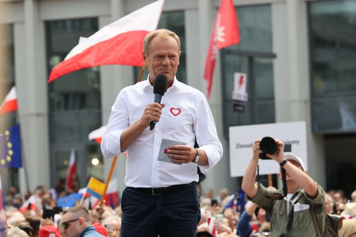 Donald Tusk wygrał proces w trybie wyborczym z Bezpartyjnymi Samorządowcami. Poszło o słowa, które lider PO wypowiedział na wiecu wyborczym w Pile 21 września. Były premier nazwał wówczas Bezpartyjnych Samorządowców "przystawką PiS".
