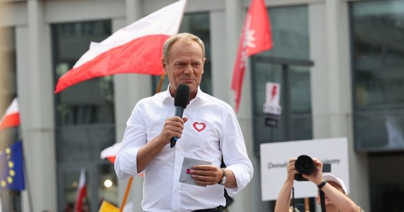 Donald Tusk wygrał proces w trybie wyborczym z Bezpartyjnymi Samorządowcami. Poszło o słowa, które lider PO wypowiedział na wiecu wyborczym w Pile 21 września. Były premier nazwał wówczas Bezpartyjnych Samorządowców "przystawką PiS".