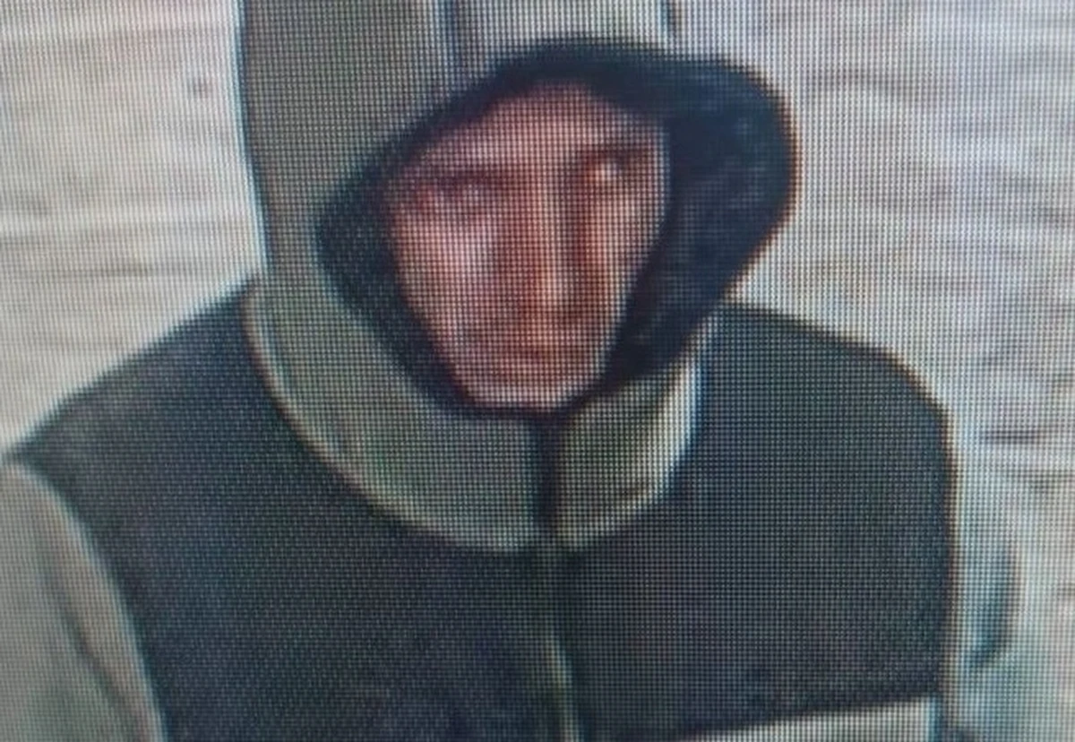 Policjanci z Wrocławia opublikowali wizerunek mężczyzny, który może mieć związek z zaatakowaniem kobiety na tle seksualnym. Mundurowi proszą o kontakt, jeśli ktoś go rozpoznaje. Sprawca miał dusić ofiarę paskiem oraz użyć paralizatora.