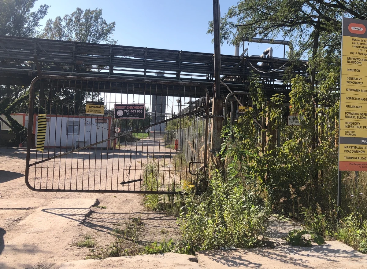 Na terenie jednej z firm na warszawskim Tarchominie doszło do wybuchu. Policja w Białołęce przekazała, że dwie osoby nie żyją. Na miejscu lądował śmigłowiec Lotniczego Pogotowia Ratunkowego.