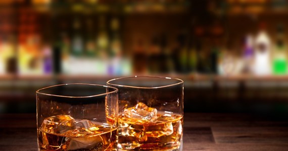 24 butelki 190-letniej, prawdopodobnie najstarszej na świecie szkockiej whisky, które zostały odnalezione w piwnicach jednego z zamków, trafią na aukcję - poinformowano w środę. Jak się oczekuje, cena pojedynczej butelki powinna osiągnąć 10 tys. funtów.