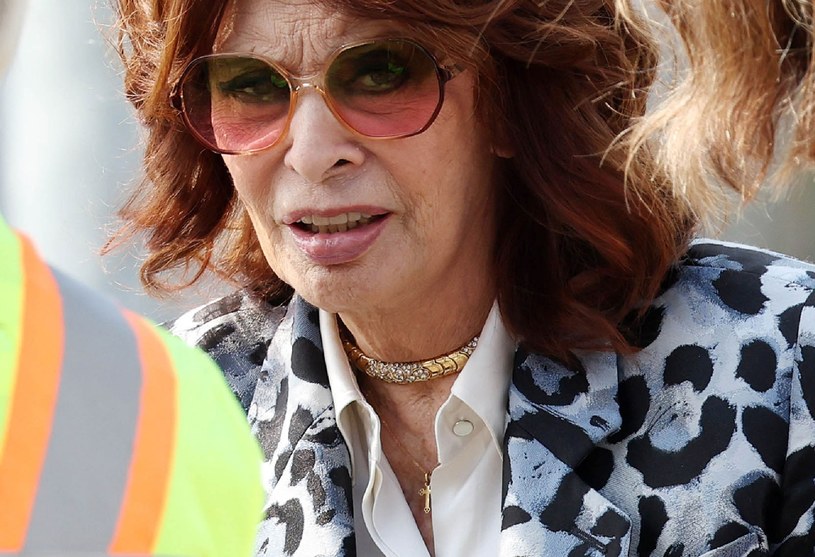 89-letnia gwiazda w niedzielę przewróciła się w swoim domu w Genewie. Na tyle nieszczęśliwie, że doznała kilku złamań, w tym kości biodrowej i udowej. Tego samego dnia przeszła operację. Dziś Sophia Loren opublikowała oświadczenie, w którym zapewnia, że czuje się lepiej, a zabieg zakończył się sukcesem.