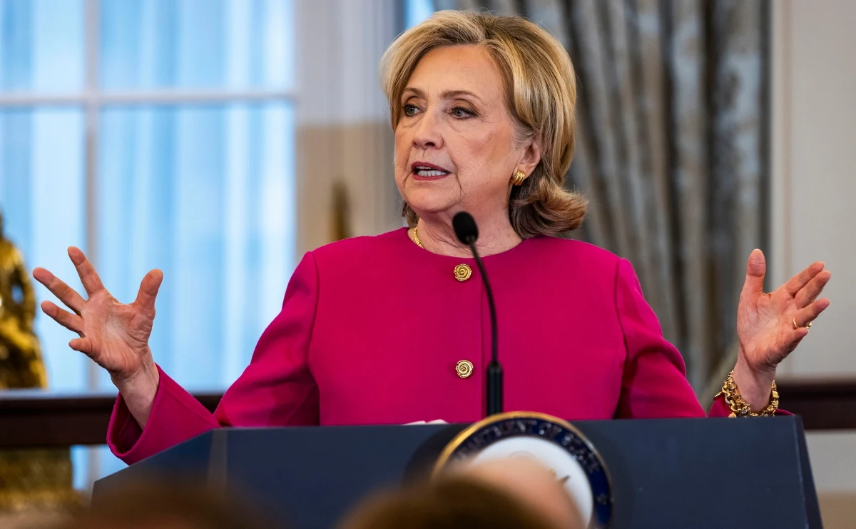 Hillary Clinton wykorzystała przemówienie w siedzibie Departamentu Stanu USA do ataku na Donalda Trumpa i Władimira Putina. Zwracając się do prezydenta Rosji, była sekretarz stanu stwierdziła, że to jego destrukcyjna polityka sprawiła, że Zachód broni wolności Ukrainy, a kolejne kraje dołączają do NATO.