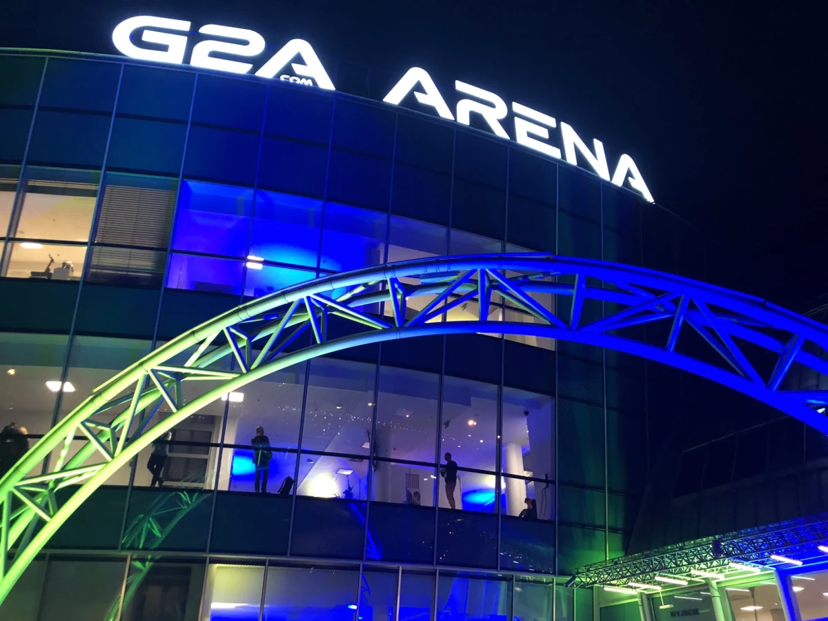 W czwartek ruszył szczyt World For Ukraine Summit w Rzeszowie Jasionce. Tamtejsza hala G2 Arena, ulokowana tuż przy lotnisku, przez które na Ukrainę dociera pomoc humanitarna i zbrojna z całego świata, jest już drugi rok z rzędu - areną dyskusji o pomocy naszym wschodnim sąsiadom. W międzynarodowym spotkaniu biorą udział przedstawiciele ponad czterdziestu krajów z całego świata.