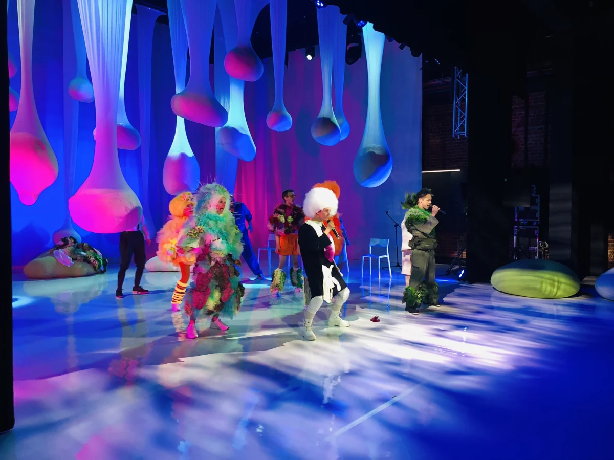 ​Skutecznie zdziwicie się, gdy wybierzecie się na dwie premiery otwierające sezon Teatru Pinokio w Łodzi w nowej siedzibie. Przedstawienie inauguracyjne "Zamieniam się w słuch" inspirowane jest metodą nauki zwaną "Skuteczne zdziwienie". Ciekawostkami zaskakuje z kolei spektakl "Ciepłe pszczoły, zimne jelenie albo jak pozbyć się dzieci".