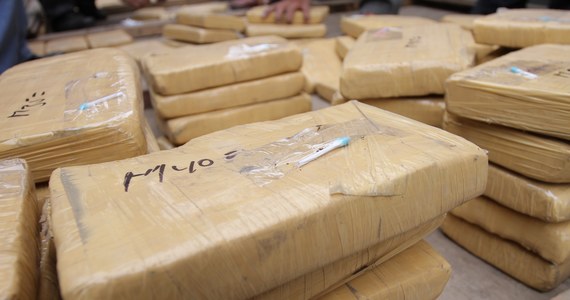​Ładunek 2253 kg kokainy o wartości rynkowej 157 mln euro przejęło irlandzkie wojsko podczas przeprowadzonego we wtorek desantu na płynący pod banderą Panamy statek. Jak poinformowała w środę policja, to największe przejęcie narkotyków w historii Irlandii.