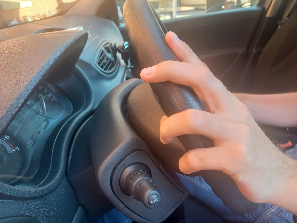 Policjanci ze szczecińskiej drogówki zatrzymali do kontroli auto, za kierownicą którego siedział 15-latek. Na fotelach pasażerów podróżowali jego ojciec i 12-letni brat. Funkcjonariusze byli zdziwieni słowami mężczyzny, który oświadczył, że syn jakoś musi nauczyć się jeździć i często oddaje mu samochód. Prawdziwy powód takiej zamiany miejscami był inny.