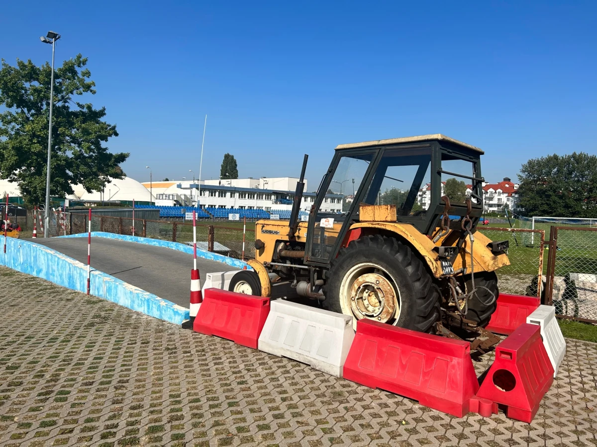 To już oficjalne. Wojewódzki Ośrodek Ruchu Drogowego przy ul. Radarowej w Warszawie zawiesił dziś swoją działalność. Przeprowadzanie egzaminów w tym miejscu uniemożliwił postawiony na placu egzaminacyjnym - przez władze pobliskiego klubu sportowego - traktor. W tle - toczący się od lat spór o prawo do użytkowania terenu. Czy zaplanowane na najbardziej oblegany przez kursantów październik egzaminy się odbędą?