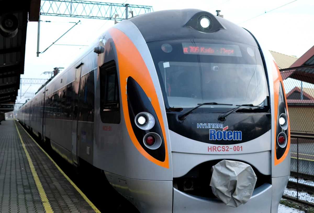 Firma kolejowa, która planuje uruchomić połączenie z Warszawy do Lwowa, dostała dziś zielone światło resortu spraw wewnętrznych - dowiedział się reporter RMF FM. Jak wcześniej informowaliśmy, taki pociąg znalazł się w jesiennym rozkładzie jazdy, ale nie było wiadomo, czy ostatecznie wyjedzie na trasę.