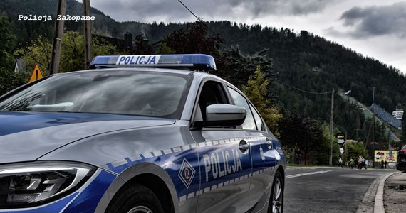 ​Tatrzańscy policjanci zatrzymali 59-letniego turystę z powiatu zgierskiego, który kierował samochodem mając w organizmie blisko 1,9 promila alkoholu. Nawracając na prywatnej posesji w Poroninie zakopał się i nie mógł już ruszyć. 

