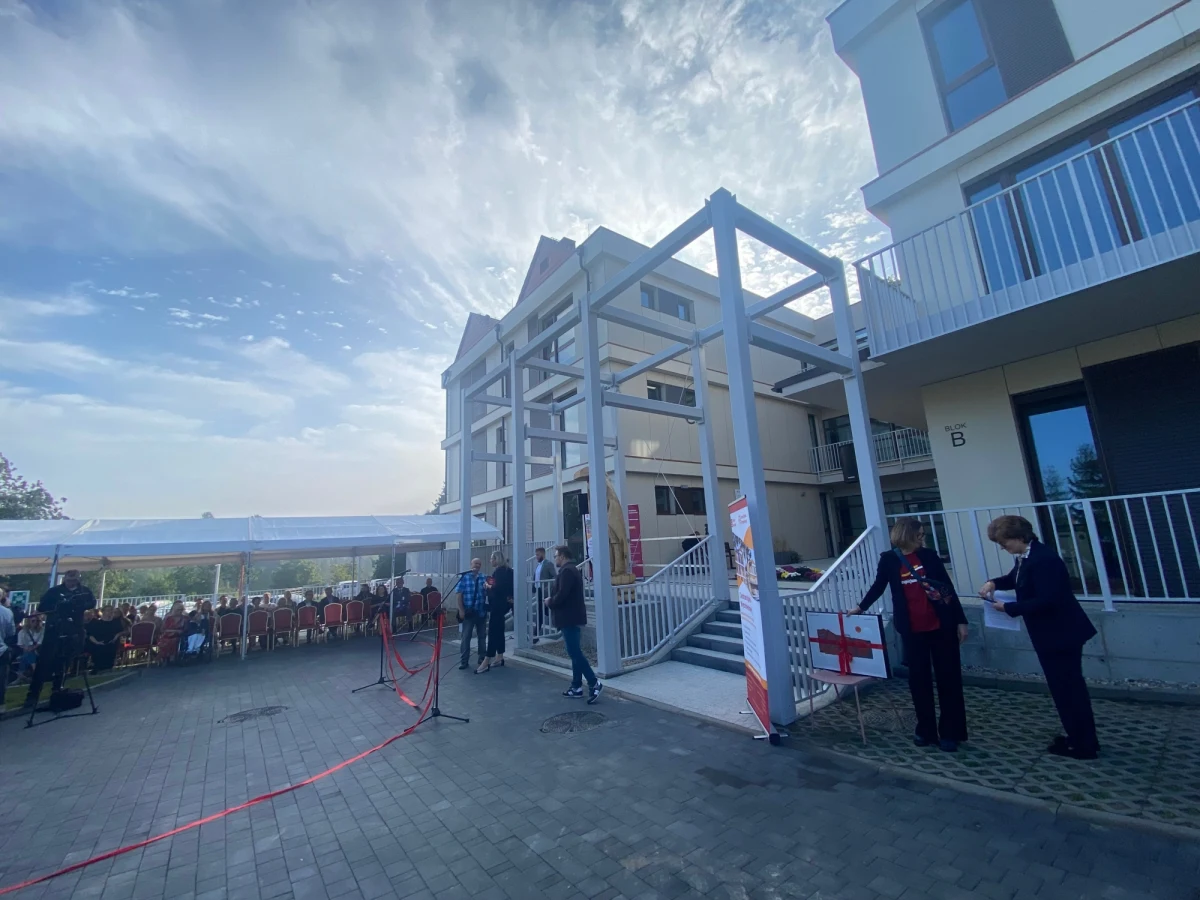 W Gdańsku oficjalnie otwarto Centrum Opieki Wytchnieniowej. Placówka od początku września przyjmuje już podopiecznych. To miejsce czasowego oraz dziennego pobytu dla niesamodzielnych i chorych dzieci oraz dorosłych, dzięki której odetchnąć mogą ich opiekunowie.