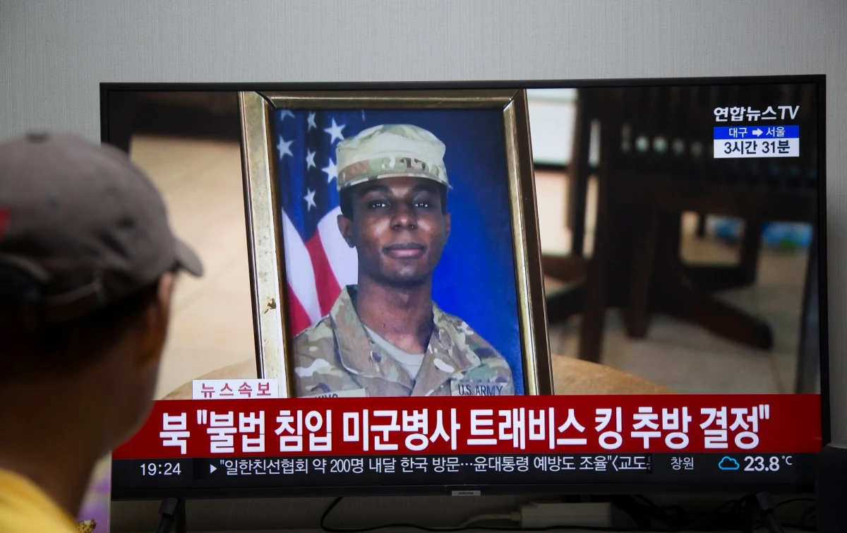 Szeregowy Travis King, żołnierz US Army, o którego ucieczce do Korei Północnej pisały media całego świata, trafił do amerykańskiego aresztu. Jak podała agencja Reutera, uznanego za nielegalnego imigranta Kinga północnokoreański reżim wydalił do Chin, a te przekazały go Stanom Zjednoczonym.