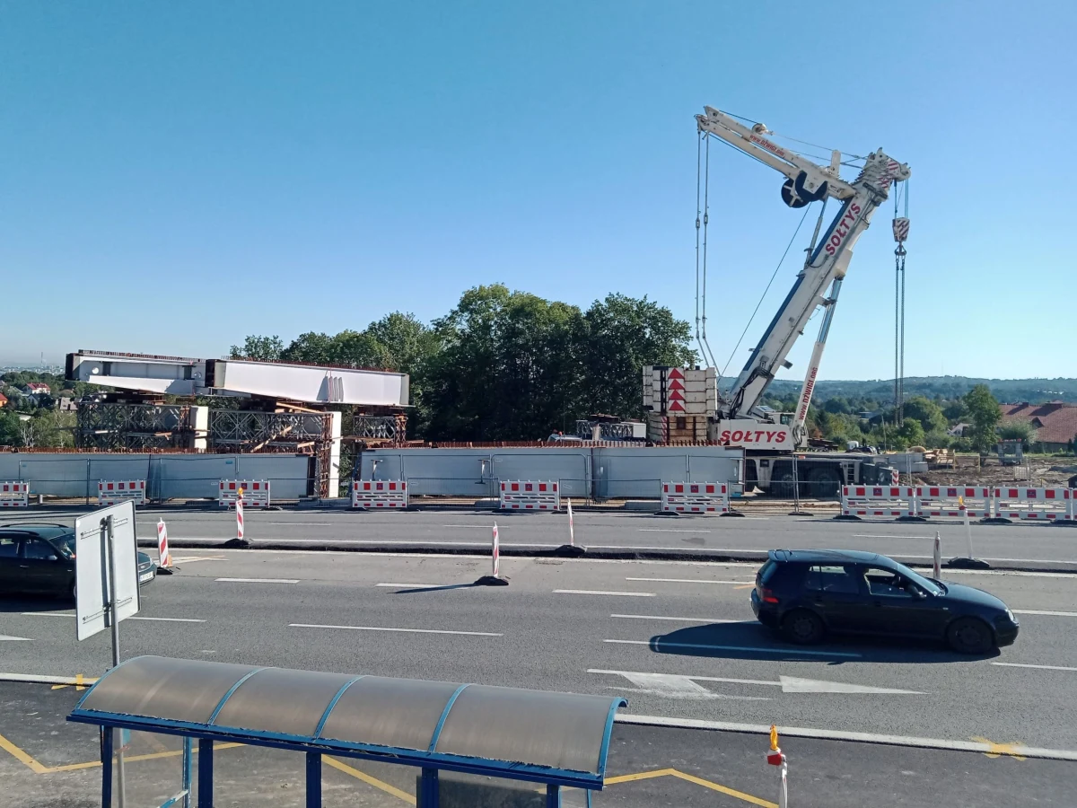 W czwartek wystąpią utrudnienia w ruchu na drodze krajowej nr 7, czyli popularnej zakopiance. W Gaju k. Krakowa zwężona będzie do jednego pasa jezdnia prowadząca w kierunku Myślenic. Utrudnienia związane są z budową wiaduktu drogowego w tym rejonie.