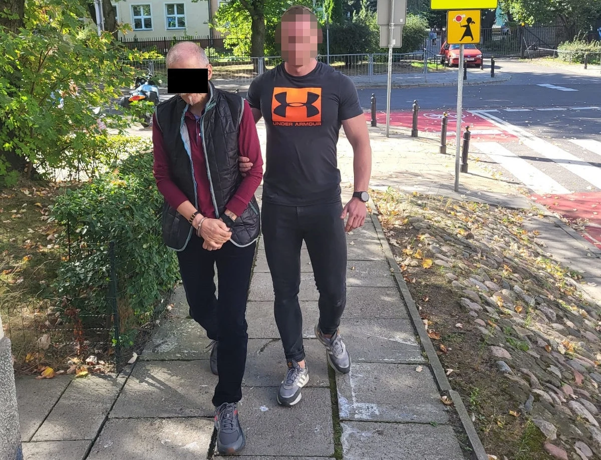 Warszawscy policjanci zatrzymali 62-latka podejrzewanego o wyłudzanie pieniędzy od kobiet. Mężczyzna podawał się za zamożnego arystokratę powiązanego między innymi z hiszpańską rodziną królewską. 