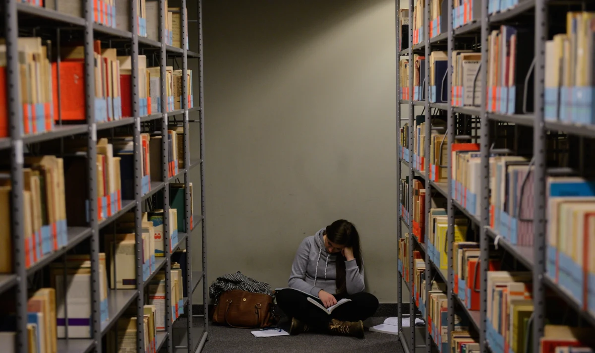 Biblioteka Uniwersytetu Warszawskiego poinformowała, że od tego roku akademickiego będzie otwarta 24 godziny na dobę przez cały rok. Do tej pory wydłużone godziny otwarcia obowiązywały tylko w trakcie sesji.