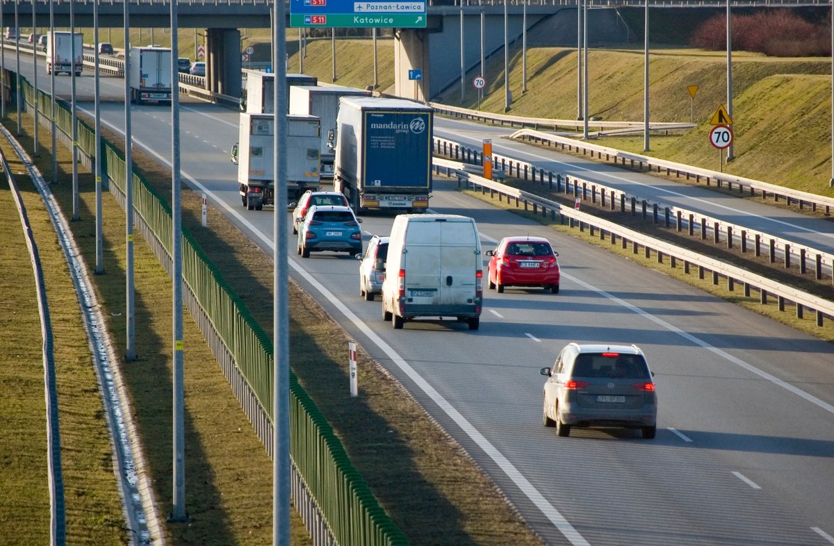Naukowcy z pięciu polskich politechnik walczyć z hałasem drogowym. Nowe metody mają być przyjazne dla ludzi i środowiska. Wyzwanie podejmują Politechnika Krakowska (lider konsorcjum) we współpracy z Politechnikami: Białostocką, Rzeszowską, Warszawską i Wrocławską - przy wsparciu finansowym z Narodowego Centrum Badań i Rozwoju oraz  Generalnej Dyrekcji Dróg Krajowych i Autostrad.
