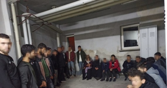 29 nielegalnych migrantów, zamkniętych w porzuconym dostawczaku, znaleźli mundurowi z oddziału straży granicznej w Tuplicach w województwie lubuskim. Kierowca prawdopodobnie porzucił pojazd, pozostawiając z nim przewożonych ludzi.  