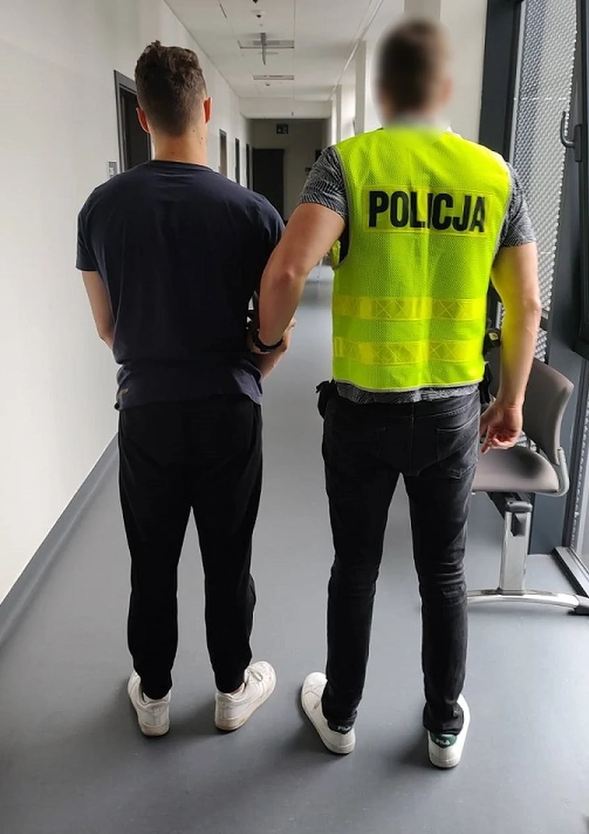 Trzy osoby zostały zranione nożem w trakcie bójki przed jednym z klubów w Łodzi. 21-letni napastnik został zatrzymany, usłyszał zarzuty i najbliższe trzy miesiące spędzi w areszcie.