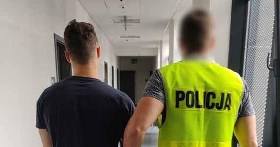 Trzy osoby zostały zranione nożem w trakcie bójki przed jednym z klubów w Łodzi. 21-letni napastnik został zatrzymany, usłyszał zarzuty i najbliższe trzy miesiące spędzi w areszcie.
