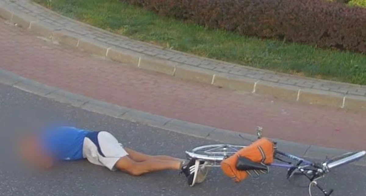 Z poważnymi obrażeniami ciała przewieziono do szpitala 65-letniego rowerzystę potrąconego na rondzie w Łukowie na Lubelszczyźnie. Wypadek zarejestrowały kamery miejskiego monitoringu, a policja publikuje film ku przestrodze.

