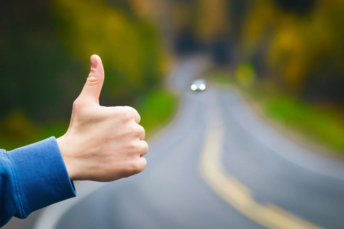 Dwa zarzuty usłyszał 36-letni mężczyzna, który w miejscowości Karczowiska Górne zatrzymał samochód, a następnie uderzył kierowcę i zabrał auto. 