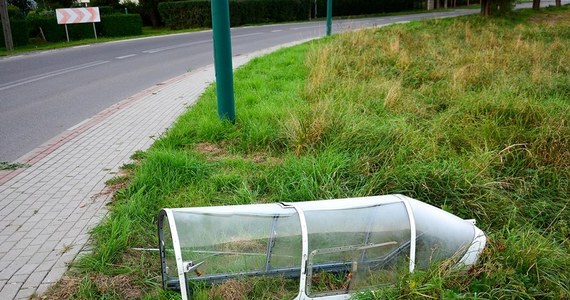 Do groźnego incydentu doszło w Krośnie na Podkarpaciu. Podczas lotu treningowego z samolotu oderwała się osłona kabiny pilota. Obudowa spadła na łąkę tuż przy ulicy Suchodolskiej. Okoliczności zdarzenia będzie wyjaśniać Państwowa Komisja Badania Wypadków Lotniczych.