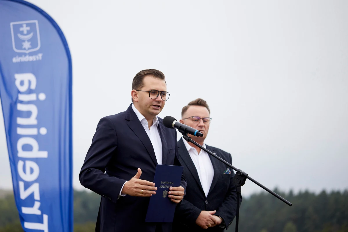 Poseł Marek Sowa (PO) musi przeprosić wojewodę małopolskiego, kandydata PiS do Sejmu Łukasza Kmitę za rozpowszechnianie nieprawdziwych informacji dotyczących działań wojewody w związku z zapadliskami w Trzebini - zdecydował Sąd Apelacyjny w Krakowie w czwartek na posiedzeniu niejawnym.

