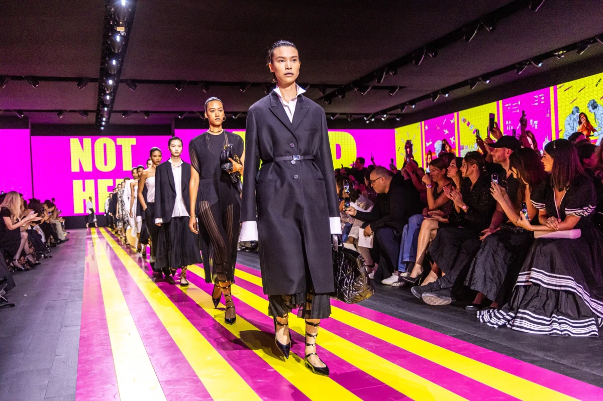 Bardzo stonowane kolory i większe o kilka rozmiarów ubrania - to kobieca moda na najbliższą wiosnę i lato. Takie wnioski można wyciągnąć z trwających we francuskiej stolicy pokazów nowych kreacji najsławniejszych paryskich domów mody.