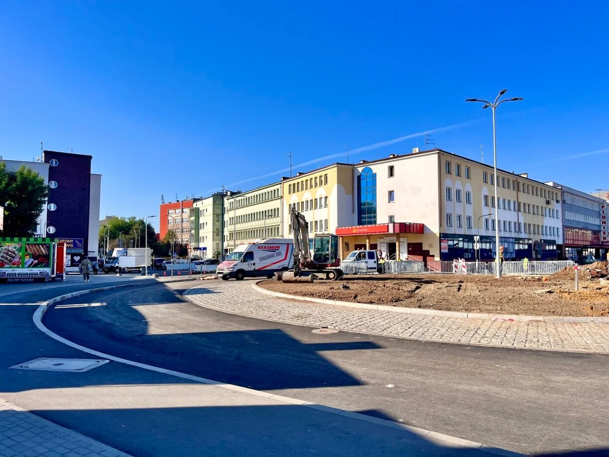 Dobiega końca przebudowa dróg w rejonie głównego dworca kolejowego w Rzeszowie. Od poniedziałku kierowcy będą korzystać z nowego ronda oraz ulicy Grottgera. Na razie na przebudowywanych drogach będzie obowiązywał ruch jednokierunkowy – poinformował Urząd Miasta.  