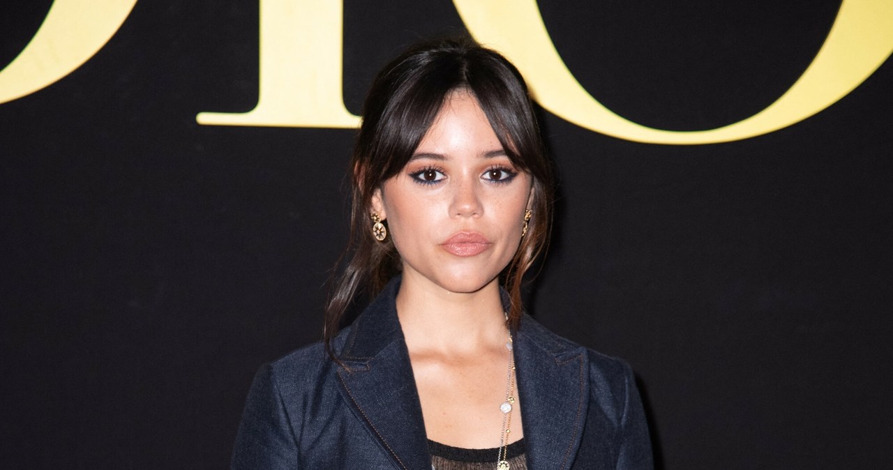 Jenna Ortega did the styling.  Dość mrocznie, ale elegancko iz klasą